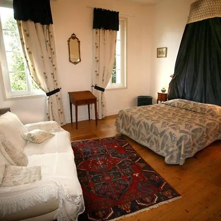 乐邦多城堡旅馆 Coutras